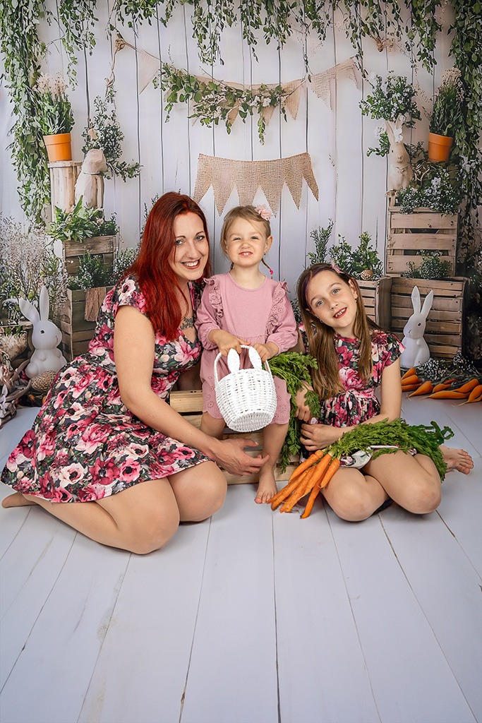 Velikonoční fotografie šťastné rodinky, motivy s mrkvemi, zajíčky, košíčky a šťastnými dětmi