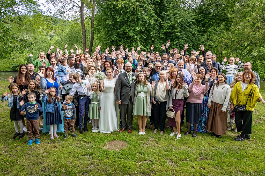 Společná svatební fotografie všech svatebčanů, veselá atmosféra vykouzlí příjemný a vřelý akt lidskosti
