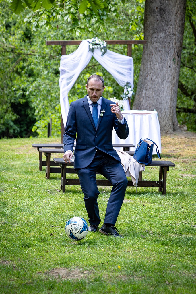 Svědek hraje fotbal během svatby.
