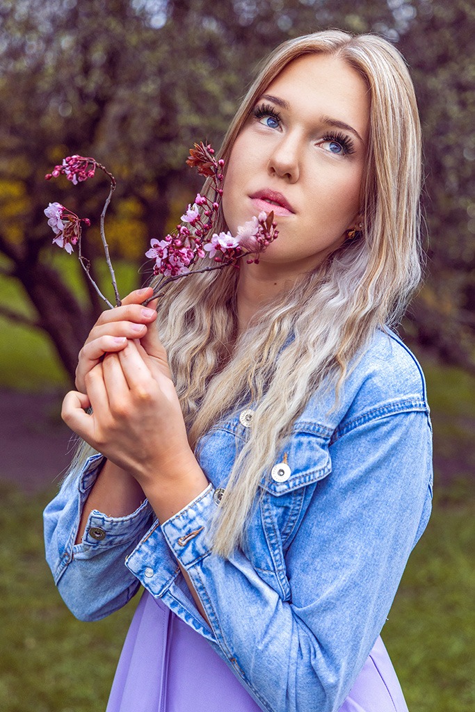 Jarní fotografie mladé dívky s motivy květů stromů